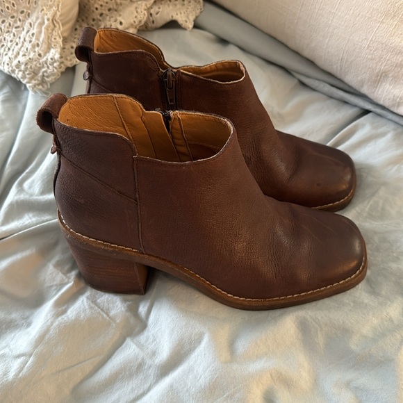 Crown Vintage short boots. Brown leather. Chunky Heel. 8.5 Almost New. - Picture 3 of 12